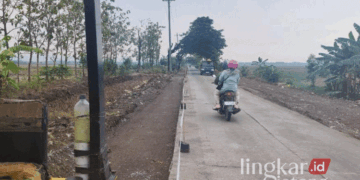 Proses rehabilitasi Jalan Penawangan-Truko yang melintasi dua kecamatan yakni Penawangan dan Godong di Kabupaten Grobogan, baru-baru ini. (Dok. DPUPR Grobogan/Lingkarjateng.id)