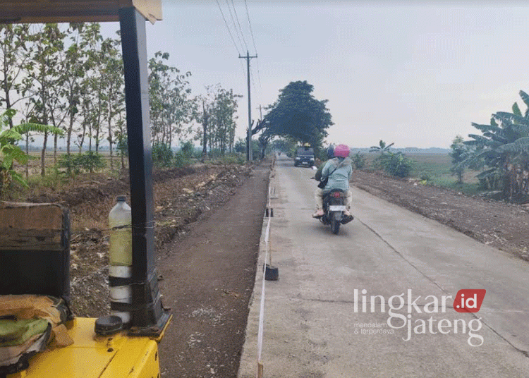 Proses rehabilitasi Jalan Penawangan-Truko yang melintasi dua kecamatan yakni Penawangan dan Godong di Kabupaten Grobogan, baru-baru ini. (Dok. DPUPR Grobogan/Lingkarjateng.id)