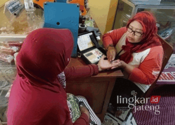 Peduli Kesehatan, Relawan Harno-Hanies Dirikan Rumah Terapi Gratis untuk Warga Rembang 31 Relawan Harno-Hanies, Hindayati, saat memeriksa warga di rumah terapi gratis yang didirikannya di Jalan Kawis III Perumahan Permata Hijau, Desa Ngotet, Kecamatan/Kabupaten Rembang. (Vicky Rio/Lingkarjateng.id)