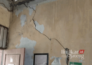 Kondisi tembok salah satu ruang kelas di SDN Tlogomojo, Kecamatan Batangan, Kabupaten Pati, yang retak dan terancam ambruk, Kamis, 24 Oktober 2024. (Arif Febriyanto/Lingkarjateng.id)