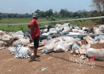Ratusan kantong sampah berisi limbah medis yang dibuang sembarangan di Desa Mambak, Kecamatan Pakis Aji, Kabupaten Jepara. (Tomi Budianto/Lingkarjateng.id)