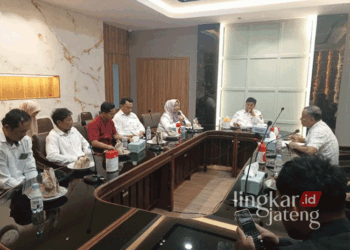 Sekda Rembang saat melaksanakan audiensi bersama jajaran Pemdes Tegaldowo dan PT Semen Indonesia (Persero) Tbk (SIG) terkait aksi pemblokiran jalan setapak/brumbung, Desa Tegaldowo, Kecamatan Gunem, pada Rabu, 9 Oktober 2024. (Setyo Nugroho/Lingkarjateng.id)