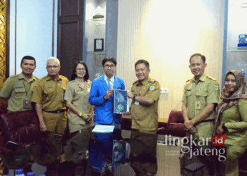 Siswa SMA N 3 Salatiga, Faris (jas biru), yang akan menjadi pembicara terkait software project di Jepang saat memberikan hard copy project kepada Pj Wali Kota Yasip Khasani di Kantor Pemkot Salatiga pada Senin, 30 September 2024. (Dok. Prokompim Setda Salatiga/Lingkarjateng.id)