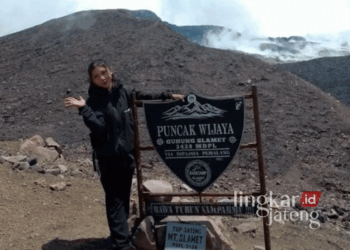 Naomi Daviola (17), siswi SMKN 3 Kota Semarang, berfoto di puncak Gunung Slamet sebelum dinyatakan hilang ketika hendak turun ke Pos Bambangan pada Minggu, 7 Oktober 2024. (Dok. Pribadi/Lingkarjateng.id)