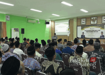 Plt Bupati Demak, Ali Makhsun, saat memberikan sambutan dalam kegiatan FKUU dengan tema sosialisasi pemulasaran jenazah, bertempat di Aula RSUD Demak, baru baru ini. (M. Burhanuddin Aslam/Lingkarjateng.id)