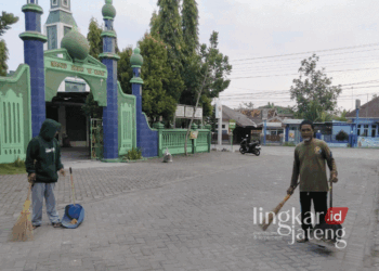 Kabar Gembira untuk Para Marbot di Blora, Baznas Beri Fasilitas BPJS Ketenagakerjaan 30 Sukarji (kanan), salah seorang marbot di Masjid At-Taqwa Randublatung, Kabupaten Blora. (Hanafi/Lingkarjateng.id)
