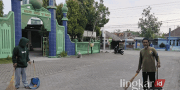 Sukarji (kanan), salah seorang marbot di Masjid At-Taqwa Randublatung, Kabupaten Blora. (Hanafi/Lingkarjateng.id)