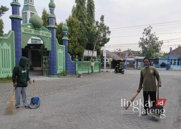 Sukarji (kanan), salah seorang marbot di Masjid At-Taqwa Randublatung, Kabupaten Blora. (Hanafi/Lingkarjateng.id)
