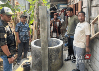 Disperakim Grobogan saat mengecek kondisi sumur dangkal yang dibangun di Desa Sendangrejo, Kecamatan Ngaringan. (Dok. Disperakim Grobogan/Lingkarjateng.id)