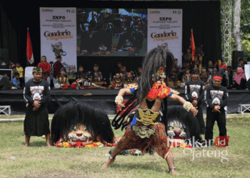 Penampilan tari barong gondoriyo menghibur masyarakat yang hadir dalam sosialisasi pengawasan Pilkada oleh Bawaslu Grobogan di Kelurahan Grobogan, Kecamatan/Kabupaten Grobogan, pada Minggu, 20 Oktober 2024. (Dok. Pribadi/Lingkarjateng.id)