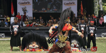 Penampilan tari barong gondoriyo menghibur masyarakat yang hadir dalam sosialisasi pengawasan Pilkada oleh Bawaslu Grobogan di Kelurahan Grobogan, Kecamatan/Kabupaten Grobogan, pada Minggu, 20 Oktober 2024. (Dok. Pribadi/Lingkarjateng.id)