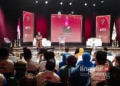 Ketua KPU Demak, Siti Ulfaati saat memberikan sambutan dalam acara debat publik putaran pertama di Gedung Stasiun Televisi TVRI Pucang Gading Mranggen, Sabtu (26/10) malam. (M. Burhanuddin Aslam/Lingkarjateng.id)