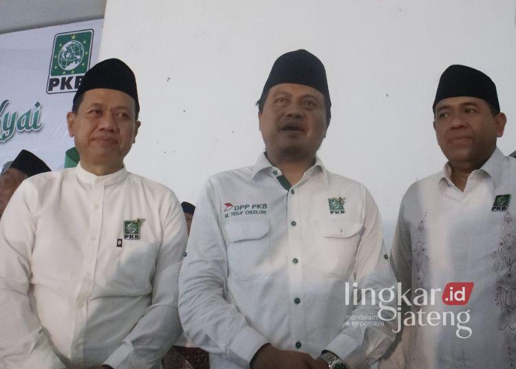 Gus Yusuf Ajak Kader PKB Menangkan Pasangan “SANTRI” Pilgub Jateng dan Pilkada Kudus 25 Gus Yusuf (tengah) saat menghadiri acara Halaqah Santri dan Kyai yang digelar di gedung graha mustika, Getas Pejaten pada Jumat, 18 Oktober 2024. (Dok. for Lingkarjateng.id)