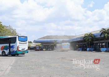 Bus saat berhenti di Terminal Kabupaten Jepara. (Tomi Budianto/Lingkarjateng.id)