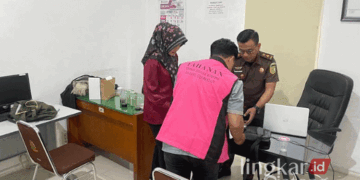 FA selaku pengawas lapangan dalam proyek pembangunan SDN 2 Sumurgede menggenakan baju tahanan pasca ditetapkan sebagai tersangka oleh Kejari Grobogan pada Rabu, 2 Oktober 2024. (Dok. Kejari Grobogan/Lingkarjateng.id)