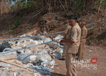 Tim gabungan dari DLH dan Dinkes Jepara saat mengecek lokasi pembuangan limbah medis di Desa Mambak, Kecamatan Pakis Aji, Kabupaten Jepara, pada Jumat, 11 Oktober 2024. (Tomi Budianto/Lingkarjateng.id)