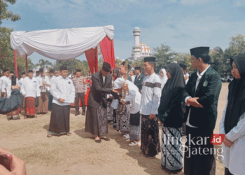 Penyerahan hadiah kepada para santri pemenang lomba usai upacara Hari Santri Nasional di Alun-alun Kendal pada Selasa, 22 Oktober 2024. (Dok. Pribadi/Lingkarjateng.id)