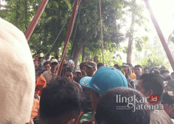 Proses evakuasi yang dilakukan oleh Tim BPBD Blora bersama warga terhadap jasad AW yang bunuh diri dengan cara terjun ke sumur di Dukuh Dukoh, Desa Kedungtuban, Kecamatan Kedungtuban, pada Senin, 28 Oktober 2024. (Dok. Pribadi/Lingkarjateng.id)