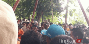 Proses evakuasi yang dilakukan oleh Tim BPBD Blora bersama warga terhadap jasad AW yang bunuh diri dengan cara terjun ke sumur di Dukuh Dukoh, Desa Kedungtuban, Kecamatan Kedungtuban, pada Senin, 28 Oktober 2024. (Dok. Pribadi/Lingkarjateng.id)