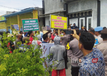 Ratusan warga Desa Langgenharjo, Kecamatan Juwana, Kabupaten Pati, menggeruduk kantor PT New Ramon Star pada Kamis, 31 Oktober 2024. (Arif Febriyanto/Lingkarjateng.id)