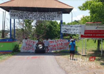 Puluhan warga Desa Ledok, Kecamatan Sambong, Kabupaten Blora, memblokir akses jalan menuju Lapangan Distrik 2 Pertamina EP Field Cepu Zona 11 yang terletak di desa setempat pada Rabu, 30 Oktober 2024. (Hanafi/Lingkarjateng.id)