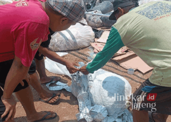 Warga Desa Mambak, Kecamatan Pakis Aji, Kabupaten Jepara menemukan sampah medis yang dibuang dan dibakar secara sembarangan di dekat area Makam Dowo desa setempat pada Rabu, 2 Oktober 2024. (Tomi Budianto/Lingkarjateng.id)