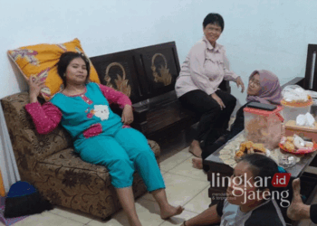 Geger! Warga Turusan Salatiga Ngamuk Tusuk 3 Saudara Pakai Gunting 28 Sejumlah tetangga menjenguk Nurjanah, salah satu korban penusukan di Kampung Turusan, Kelurahan Salatiga, Kecamatan Sidorejo, Kota Salatiga, pada Rabu, 30 Oktober 2024. (Dok. Pribadi/Lingkarjateng.id)