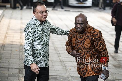 Natalius Pigai hingga Abdul Mu’ti Berdatangan ke Rumah Prabowo Subianto 25 Natalius Pigai hingga Abdul Mu’ti Berdatangan ke Rumah Prabowo Subianto