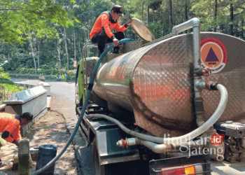 Langganan Kekeringan, Warga Dusun Manggung Sidodadi Andalkan Bantuan Air Bersih BPBD Kendal 28 Pengambilan air bersih oleh BPBD Kendal di PDAM yang berada di Kecamatan Sukorejo, Kabupaten Kendal. (Arvian Maulana/Lingkarjateng.id)