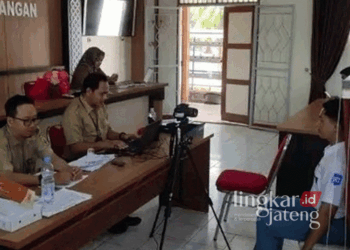 Perekaman e-KTP yang dilakukan Disdukcapil Pati untuk siswa usia 17 tahun. (Arif Febriyanto/Lingkarjateng.id)