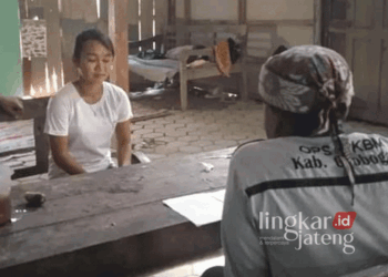 Petugas Disdik Grobogan saat melakukan pendataan anak tidak sekolah. (Dok. Disdik Grobogan/Lingkarjateng.id)