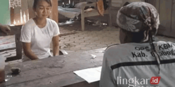 Petugas Disdik Grobogan saat melakukan pendataan anak tidak sekolah. (Dok. Disdik Grobogan/Lingkarjateng.id)