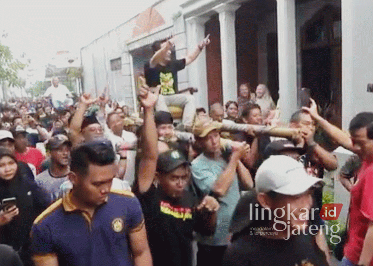 Afzan Arslan Djunaid diarak keliling Kampung Batik Pesindon oleh para pendukungnya usai klaim kemenangan berdasarkan hasil hitung cepat Pilwalkot Pekalongan pada Rabu, 27 November 2024. (Fahri Akbar/Lingkarjateng.id)