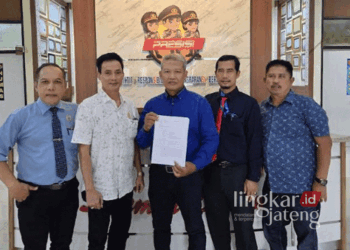 Anggota DPRD Kudus Superiyanto (dua dari kiri) saat melaporkan balik relawan paslon 02 ke Polres Kudus atas dugaan pencemaran nama baik pada Rabu, 20 November 2024. (Mohammad Fahtur Rohman/Lingkarjateng.id)