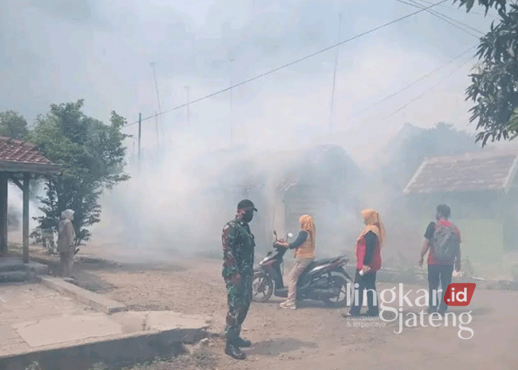 Sejumlah warga dan petugas Dinkes dan anggota Kodim 0718/Pati sedang memantau fogging di wilayahnya, beberapa waktu lalu. (Arif Febriyanto/Lingkarjateng.id)