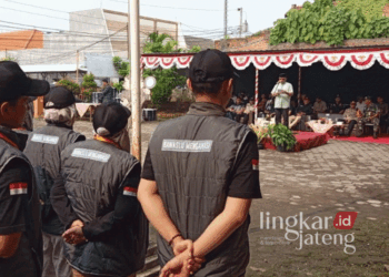 Apel Siaga Pengawasan Pemilu yang digelar di Halaman Gedung Sekretariat Bawaslu Kudus pada Minggu, 24 November 2024. (Mohammad Fahtur Rohman/Lingkarjateng.id)