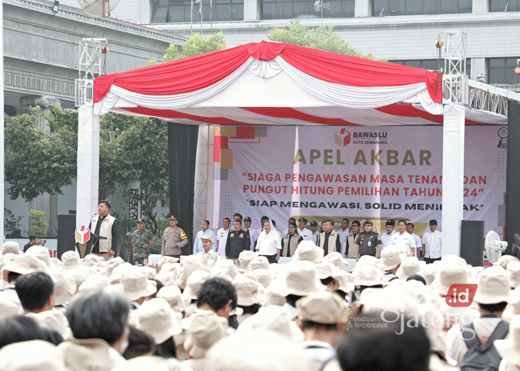 Apel Akbar Bersama Bawaslu, Pemkot Semarang Ajak ASN Komitmen Jaga Netralitas di Pilkada 25 Pemerintah Kota (Pemkot) Semarang bersama Badan Pengawas Pemilu (Bawaslu) setempat mengadakan apel akbar pengawas pemilu pada Minggu, 24 Oktober 2024. (Dok. Pemkot Semarang/Lingkarjateng.id)