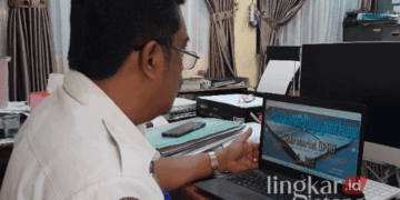 Kepala Bagian Program dan Keuangan Sekretariat DPRD Grobogan, Karsono Joni Setyawan, saat menunjukkan aplikasi Sim-WAN. (Eko Wicaksono/Lingkarjateng.id)