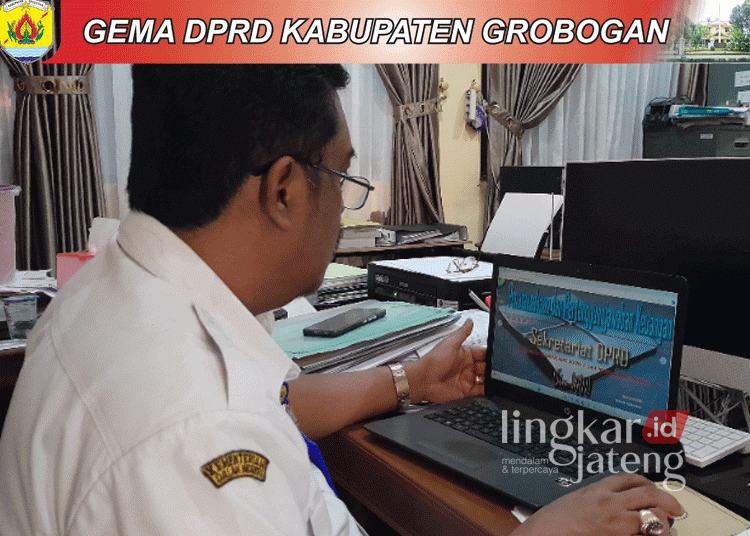 Kepala Bagian Program dan Keuangan Sekretariat DPRD Grobogan, Karsono Joni Setyawan, saat menunjukkan aplikasi Sim-WAN. (Eko Wicaksono/Lingkarjateng.id)