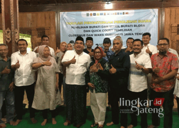 Arief Rohman-Sri Setyorini bersama tim dan relawan berfoto bersama usai konferensi pers hasil quick count Pilkada Blora pada Rabu malam, 27 November 2024. (Dok. Pribadi/Lingkarjateng.id)
