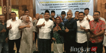Arief Rohman-Sri Setyorini bersama tim dan relawan berfoto bersama usai konferensi pers hasil quick count Pilkada Blora pada Rabu malam, 27 November 2024. (Dok. Pribadi/Lingkarjateng.id)