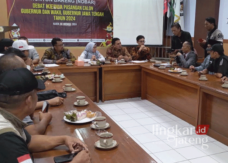 Perwakilan massa saat melakukan audiensi dengan Ketua KPU Kabupaten Pekalongan, Laelatul Izah, pada Senin, 11 November 2024. (Fahri Akbar/Lingkarjateng.id)