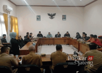 AUDIENSI: Pertemuan antara mahasiswa dengan anggota dewan dan para camat membahas mekanisme pengisian perangkat desa di Kantor DPRD Pati pada Senin, 4 November 2024. (Arif Febriyanto/Lingkarjateng.id)