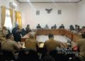 Staf Kades Tak Bisa Langsung Jadi Perades, DPRD Pati Tekankan Aturan Terbaru 28 Ketua DPRD Pati bersama Komisi A saat audiensi bersama mahasiswa dan camat soal pengisian perangkat desa di Gedung DPRD Pati pada Senin, 4 November 2024. (Lingkarjateng.id)