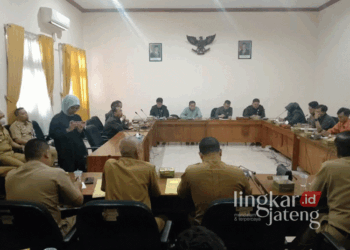 Ketua DPRD Pati bersama Komisi A saat audiensi bersama mahasiswa dan camat soal pengisian perangkat desa di Gedung DPRD Pati pada Senin, 4 November 2024. (Arif Febriyanto/Lingkarjateng.id)