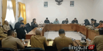 Ketua DPRD Pati bersama Komisi A saat audiensi bersama mahasiswa dan camat soal pengisian perangkat desa di Gedung DPRD Pati pada Senin, 4 November 2024. (Lingkarjateng.id)