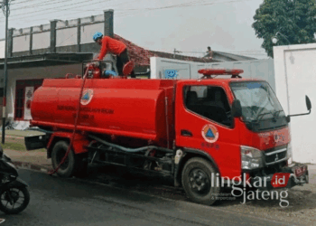 Truk tangki milik BPBD Pati saat dikerahkan untuk melakukan droping air bersih. (Arif Febriyanto/Lingkarjateng.id)
