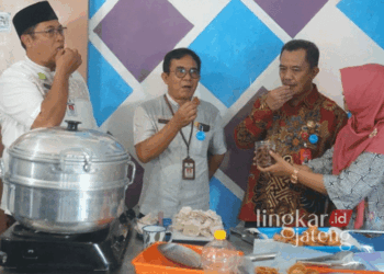 BSKDN Kemendagri Apresiasi Pelatihan Olahan Ikan bagi Penyandang Disabilitas Kota Pekalongan 27 Kepala BSKDN Kemendagri, Yusharto Huntoyungo (dua dari kanan), mencicipi olahan ikan hasil pelatihan penyandang disabilitas di Kota Pekalongan pada Jumat, 15 November 2024. (Dok. Diskominfo Kota Pekalonga/Lingkarjateng.id)