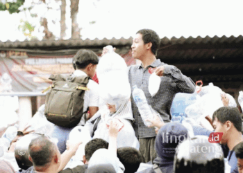 Seorang peternak sapi perah sedang membagi-bagikan susu dalam aksi protes aturan pembatasan serapan IPS di Kantor Kecamatan Getasan, Kabupaten Semarang, pada Minggu, 10 November 2024 lalu. (Hesty Imaniar/Lingkarjateng.id)