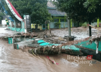 Banjir menerjang kawasan pemukiman Desa Tunjungrejo, Kecamatan Margoyoso, Kabupaten Pati, beberapa waktu lalu. (Arif Febriyanto/Lingkarjateng.id)